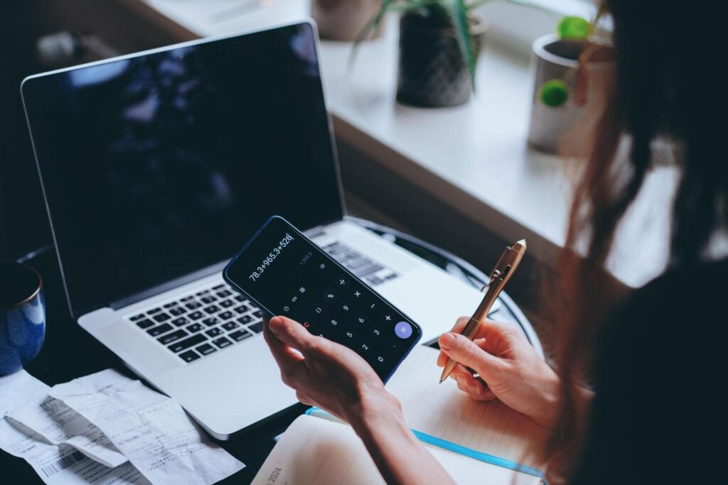 Pessoa analisando recompensas de um aplicativo de jogos e calculando o retorno financeiro.