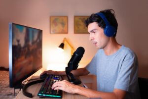 Criador de conteúdo gravando gameplay para um canal de games.