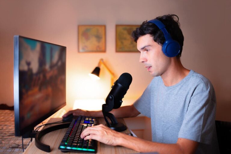 Criador de conteúdo gravando gameplay para um canal de games.